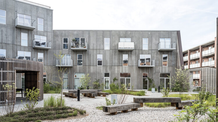 © Rasmus Hjortshøj Begrünter Innenhof mit umliegenden Mehrfamilienhäusern