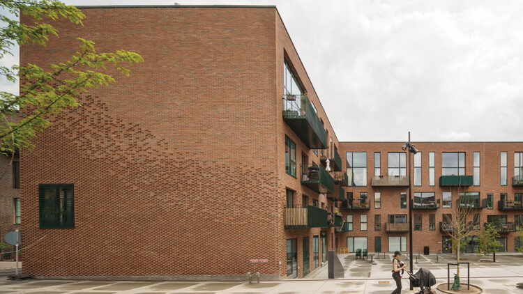 © Morten Aagaard Krogh Wohngebäude an einem urbanen Platz