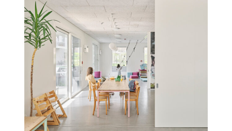 © studio uek, Wien, 2019, Fotos: David Schreyer helles Zimmer mit Tischen und Stühlen