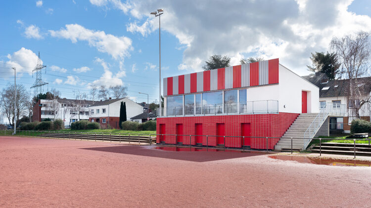 © Petter Krag Gebäude an einem Fußballplatz