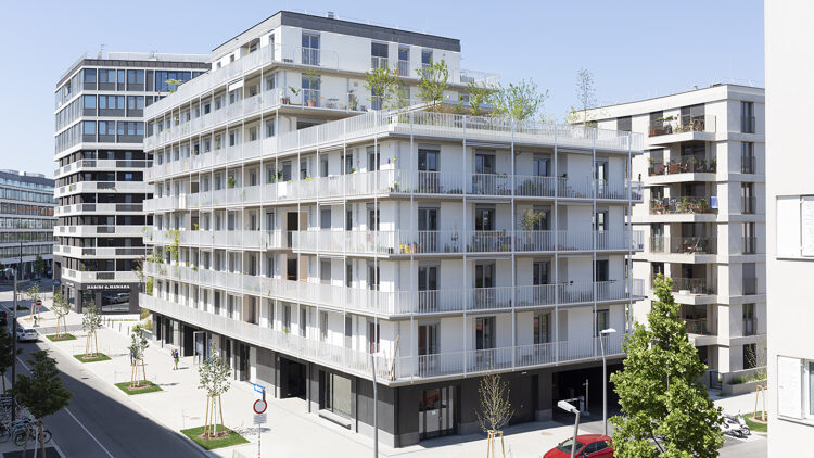 © Julian Mullan Wohnhaus mit umlaufenden Balkonen an einer Straßenecke