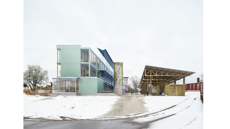 © rendering: Ponnie Images Visualisierung eines Wohngebäudes neben einem Holzunterstand