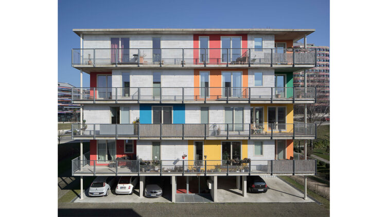 © Foto: Veit Landwehr Wohngebäude mit umlaufenden Balkonen