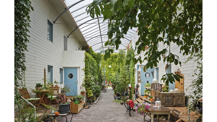 © Eduard Hueber, Archphoto Überdachter Innehof mit Terrassen und Begrünung