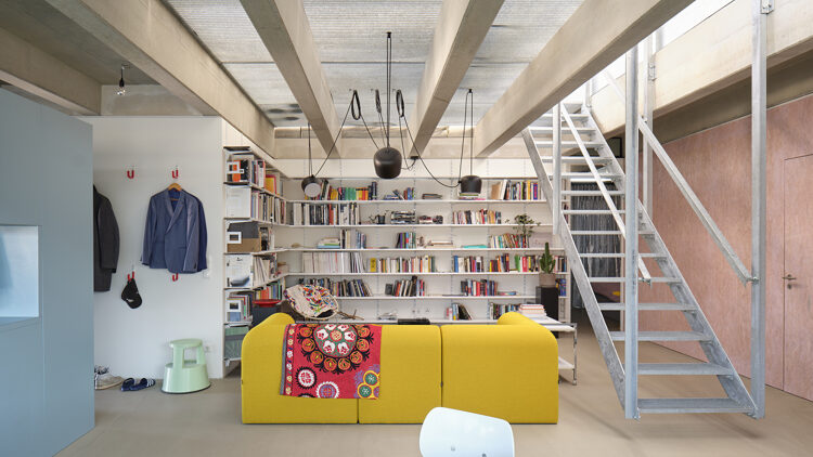 © Tobias Wottoon Wohnraum mit Sofa und Bücherwand