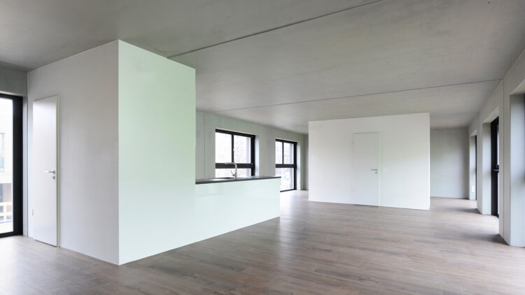 © Fusi & Ammann Architekten Unmöbilierter Raum mit mehreren Türen und Fenstern