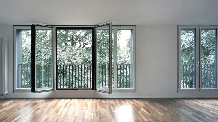 © Fusi & Ammann Architekten Blick aus einem unmöbilierten Raum in die begrünte Umgebung