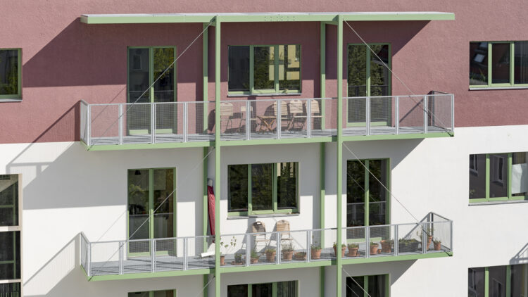 © StudioBowie Grüne Balkone an einer Fassade