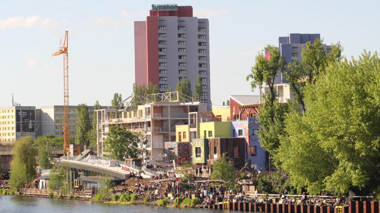 © Oliver Schmidt Mehrere Gebäude am belebten Ufer der Spree