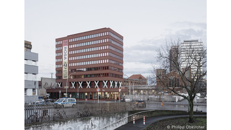 © Philipp Obkircher Architekturfotografie eines Hauses mit Erdgeschossnutzung an einer Straße