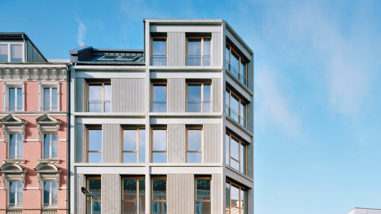 © Dorfmüller Klier Fassade eines Neubaus neben eines anschließenden Altbaus