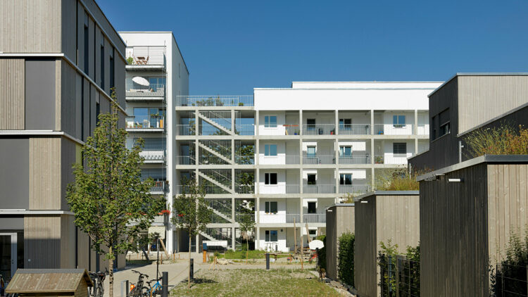 © Kaden+Lager (Architektur) / Bernd Borchardt (Foto) Grünfläche im Quartier mit umliegender Bebauung