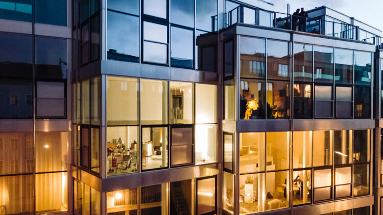 © Oliver Helbig Verglaste Fassade mit Einblick in die beleuchteten Räume