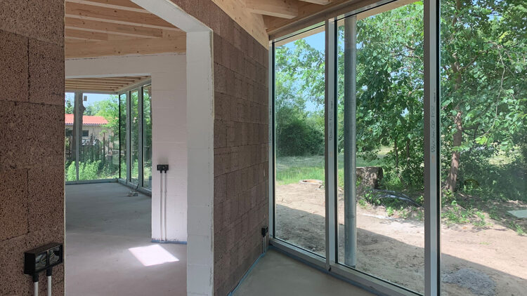 © Oliver Helbig Blick aus einem Rohbau in die begrünte Umgebung