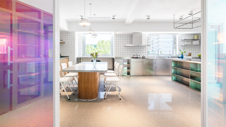 © Oliver Helbig Blick in eine Küche mit Essbereich