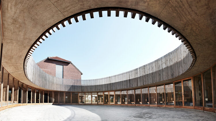 © WERK Innenhof eines runden Gebäudes mit Blick in den Himmel