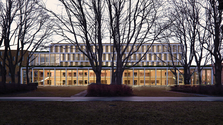 © MIR Gebäude mit Gläserner Fassade und Bäumen im Vordergrund