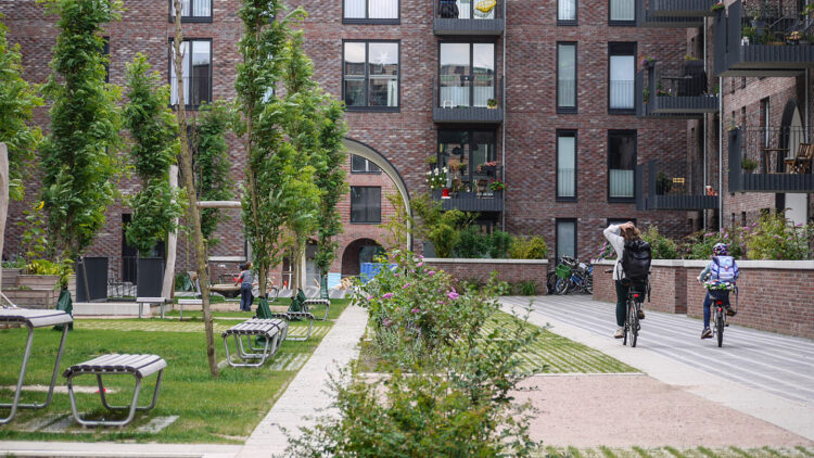 © Sylvia Soggia Grüner Innenhof mit Fahrradfahrer:innen