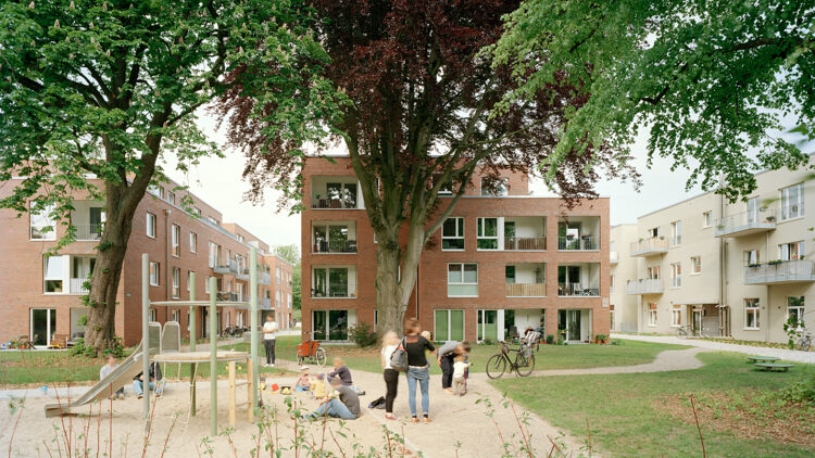 © Dorfmueller Klier Belebter Spielplatz mit umliegenden Wohngebäuden