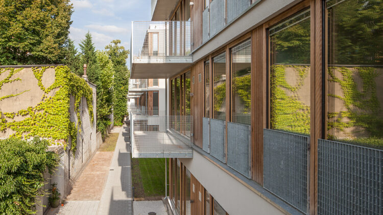 © Sebastian Glombik Gebäudefassade mit Balkonen und Blick in die grüne Umgebung