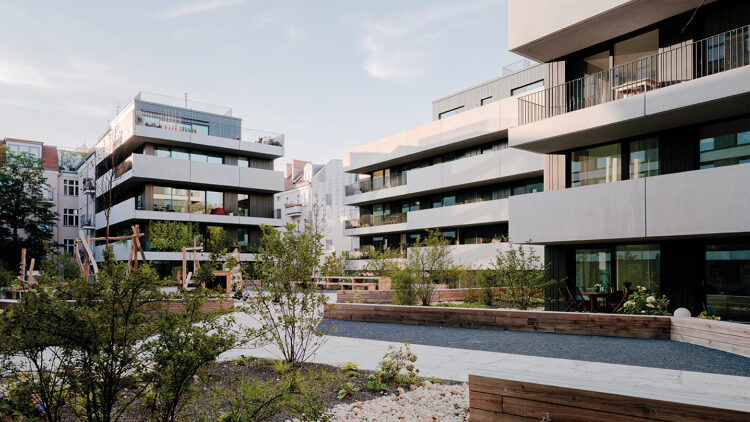 © Simon Menges Innehof mit Spielplatz und umliegenden Gebäuden