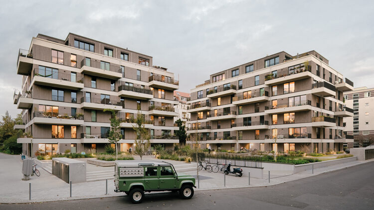 © Simon Menges Zwei Gebäude an einem Quartiersplatz