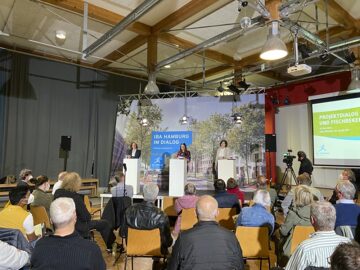 © IBA Hamburg / Lena Wild Ein Publikum hört den drei Rednerinnnen zu