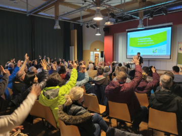 IBA Hamburg / Maike Lachenicht Publikum schaut eine Präsentation, vereinzelt heben Menschen die Hand zur Meldung