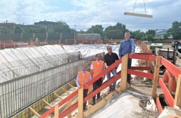 © IBA Hamburg / Arne von Maydell Beim Pressetermin auf der Baustelle: Marcel Weiß, Projektleiter, IBA Hamburg GmbH, Fabian Bruhn, Projektsteuerung, INROS LACKNER SE, Andreas Richter, Projektleiter, Verkehrsstationen, DB Station&Service AG, Mathias Hoffmann, INGENIEURBÜRO DR. BINNEWIES