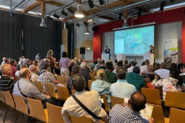 © IBA Hamburg / Anna Ackermann Publikum vor einer Leinwand während eines Vortrags