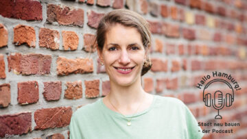 Portrait Dr Verena Hermelingmeier vor einer roten Zigelwand
