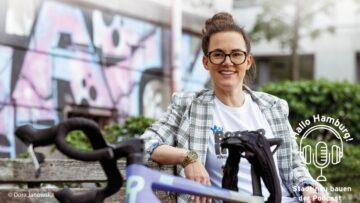 Podcast-Gästin Katja Diehl sitzt auf einer Bank, vor ihr im Anschnitt ein Fahrrad