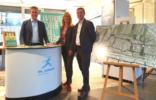 © IBA Hamburg / Arne von Maydell Kay Gätgens, Petra Wittenhagen und Lars Rosinski bei der Eröffnung des temporären Infopoints Oberbillwerder