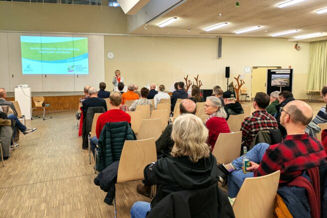 © IBA Hamburg / Lena Willems Publikum schaut auf eine Leinwand, die eine Präsentation zeigt