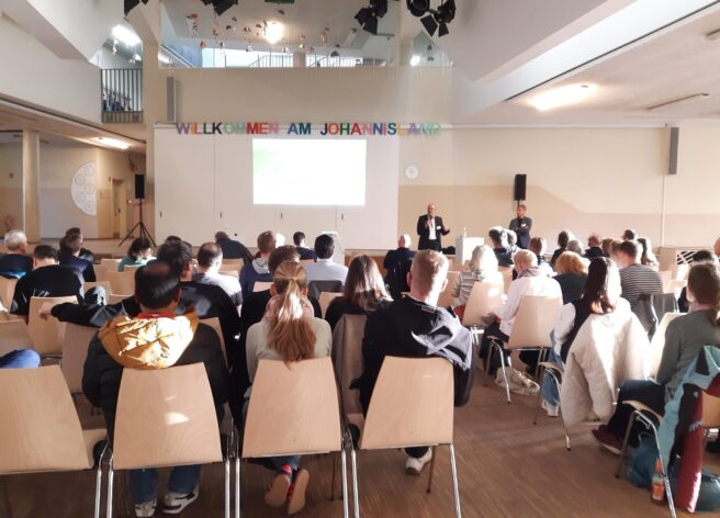 © IBA Hamburg / Lena Willems Publikum vor einer Leinwand