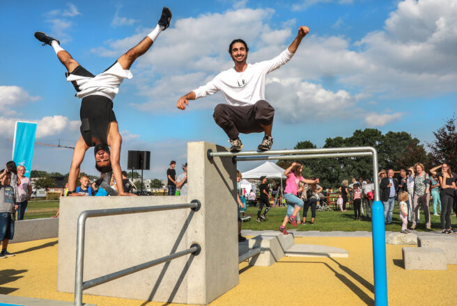 © IBA Hamburg GmbH / Andreas Bock Sportler bei Eröffnung des Sport- und Spielbands in Vogelkamp Neugraben