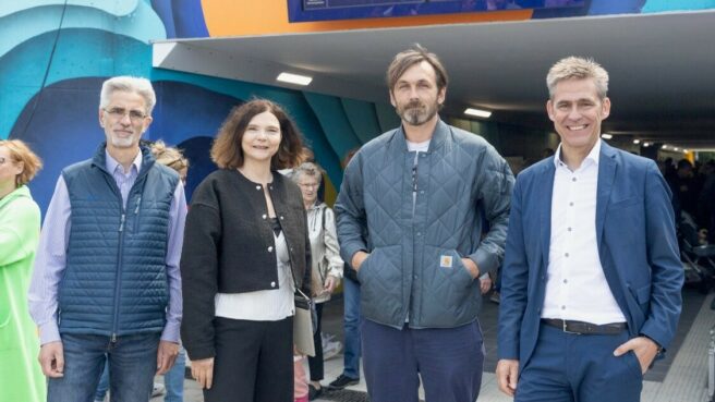 © IBA Hamburg / Christina Clasen Gruppenbild vor dem Tunneleingang, v.l.n.r.: Stephan Albrecht (Deutsche Bahn), Sophie Fredenhagen (Bezirksamt Harburg), 1010 (Künstler), Kay Gätgens (IBA Hamburg)