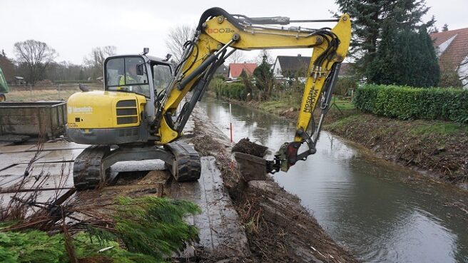 © IBA Hamburg / Arne von Maydell Bagger in Wohngebiet schaufelt Erde