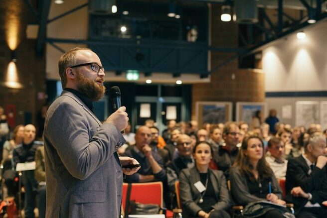 © IBA Hamburg / Jo Larsson Projektkoordinator Christian Hinz vor Publikum