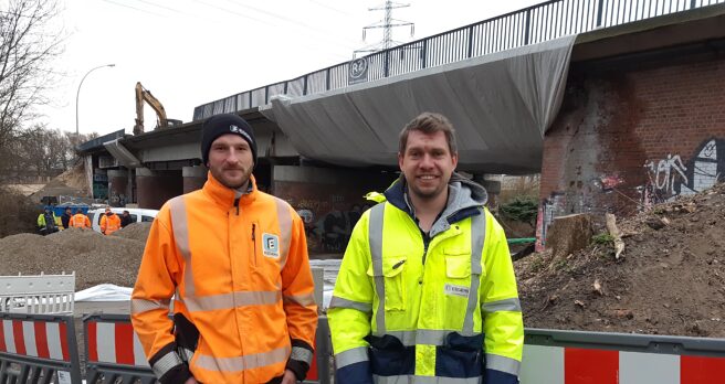 © IBA Hamburg / Arne von Maydell Clemens Liegmann und Malte Sylvester vor Brückenbaustelle
