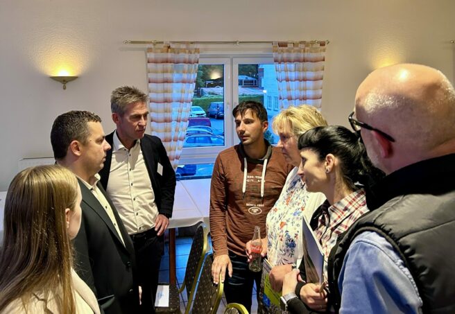 © IBA Hamburg / Anke Hansing Eine Gruppe Menschen steht zusammen und diskutiert