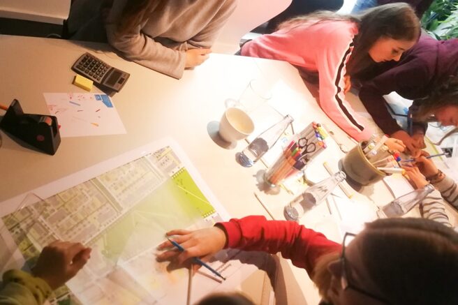 © IBA Hamburg Mädchen zeichnen auf Stadtteilplänen