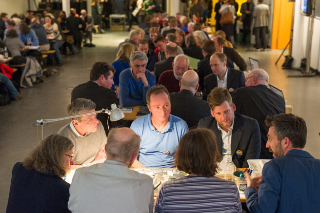 © IBA Hamburg GmbH / Johannes Arlt Teilnehmende der Ideenwerkstatt Oberbillwerder an Tischen
