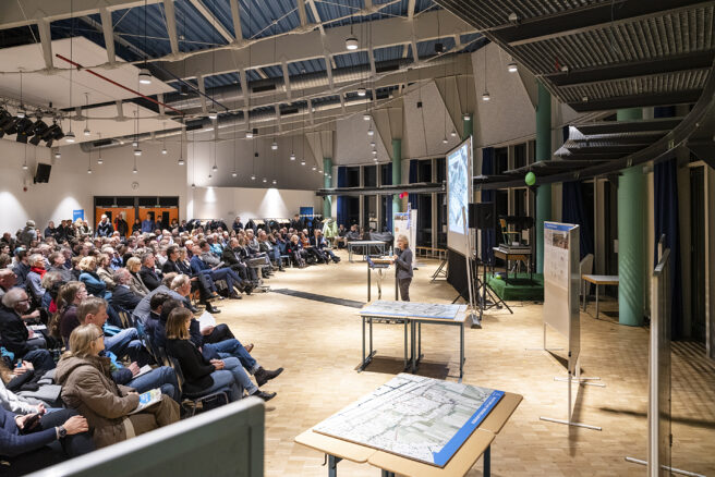 © IBA Hamburg GmbH / Johannes Arlt Publikum und Bühne bei Vorstellung des Masterplans