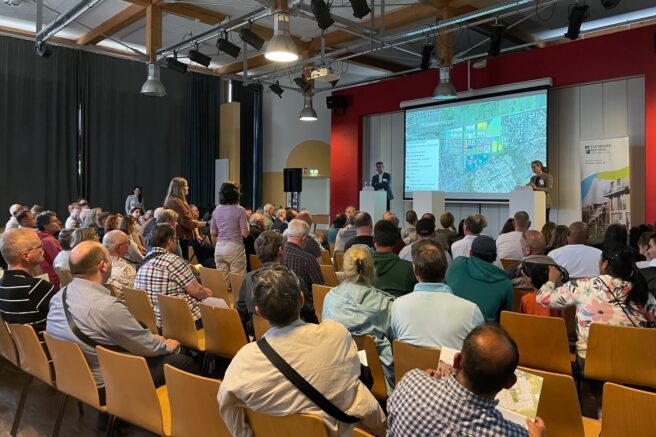 © IBA Hamburg / Anna Ackermann Publikum vor einer Leinwand während eines Vortrags