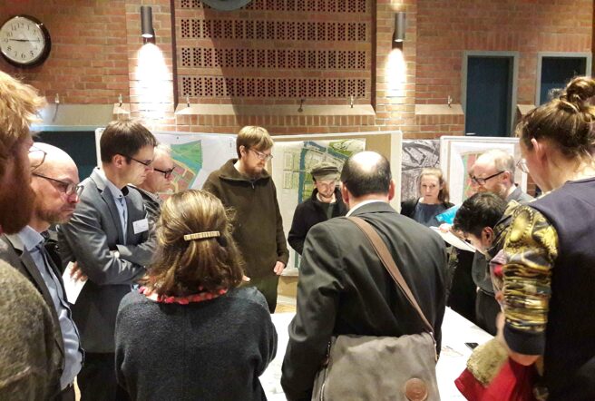 © IBA Hamburg GmbH / Lena Willems Personen betrachten Stadtplan