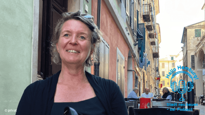 Podcast-Gästin Dr. Anke Schröder sitzt an einem Tisch in einer kleinen Gasse.