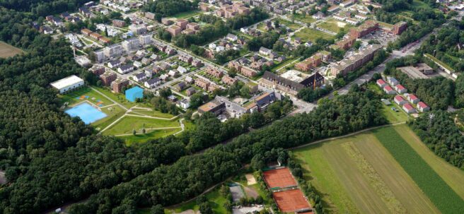 © IBA Hamburg / Matthias Friedel Luftbild vom Fischbeker Heidbrook mit blau eingezeichnetem Bereich des ausgeschriebnenen Grundstücks