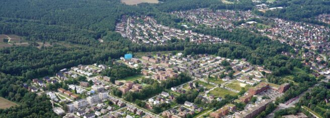 © IBA Hamburg / Matthias Friedel Luftbild mit blau markiertem Bereich des ausgeschriebenen Grundstücks