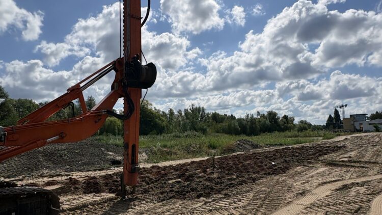 © IBA Hamburg / Jakub Oblocki Mehrere Baumaschinen arbeiten auf der Fläche zwischen Jaffe-Davids-Kanal und ehemaliger Wilhelmsburger Reichsstraße.